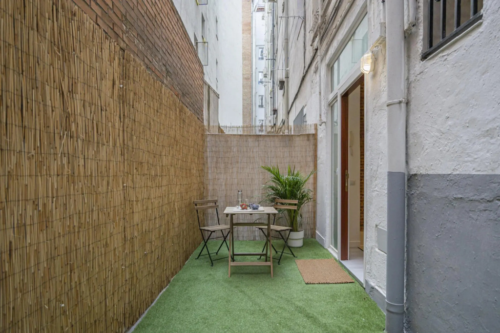 M (MPE35) Apartamento dúplex con patio