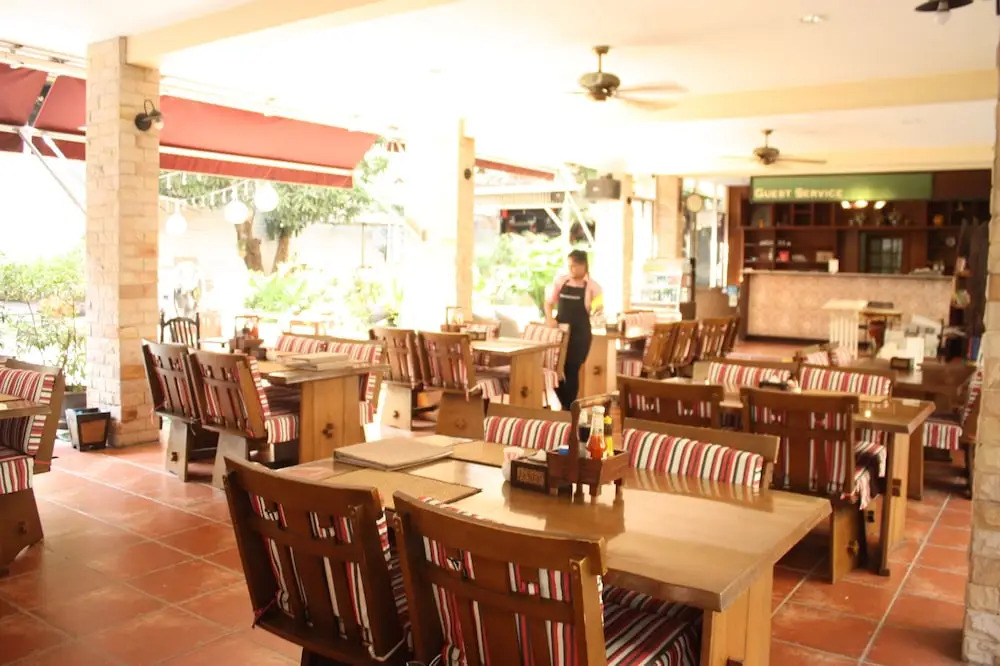 Feung Nakorn Balcony Rooms and Cafe