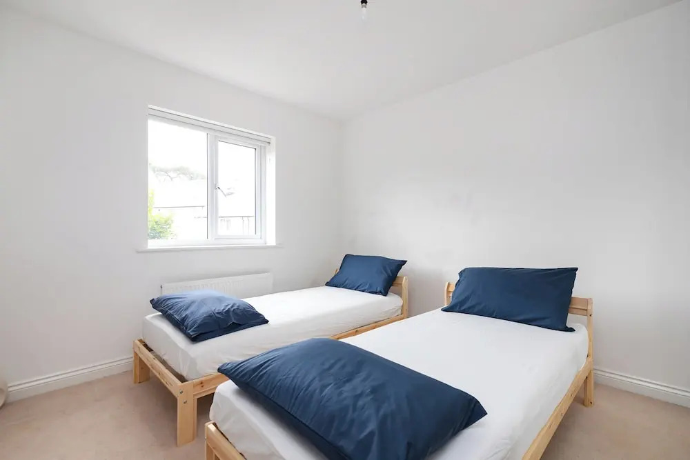 5 Bed House - Sleeps 9 - Pets - Garden - Parking