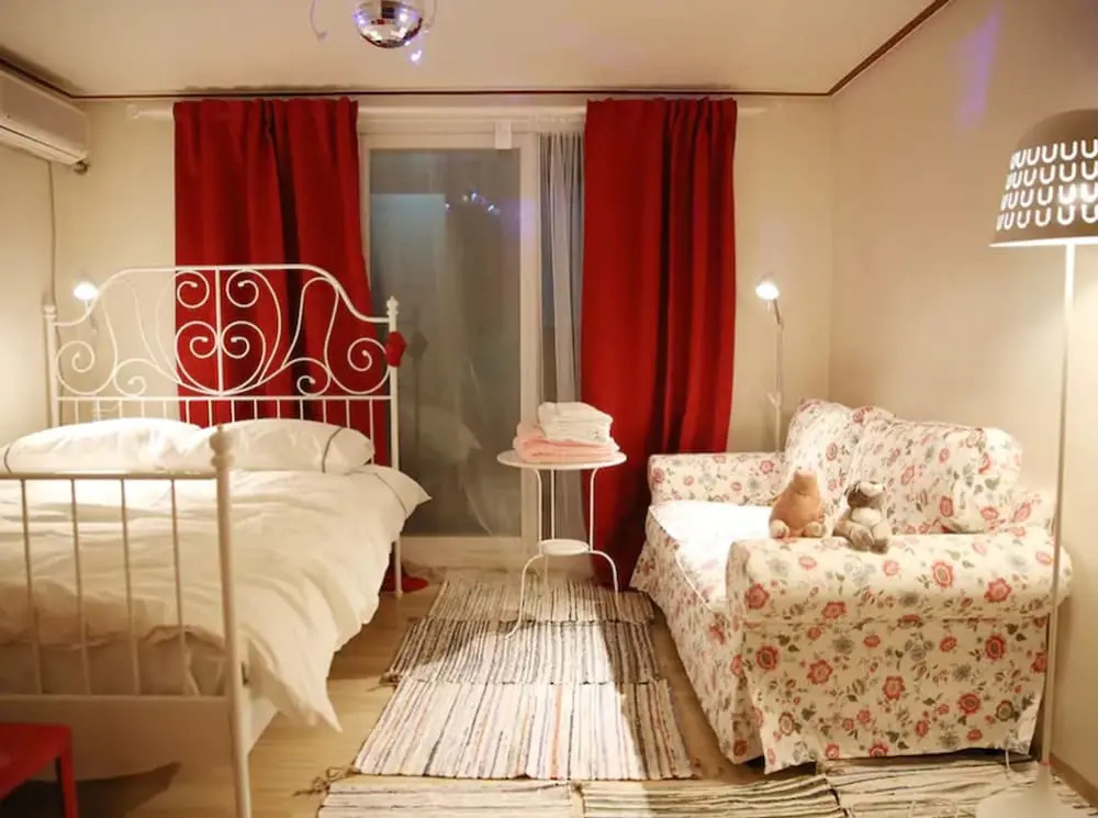 1sec from Hongdae SUB, Reliable room, wifi&Netflix