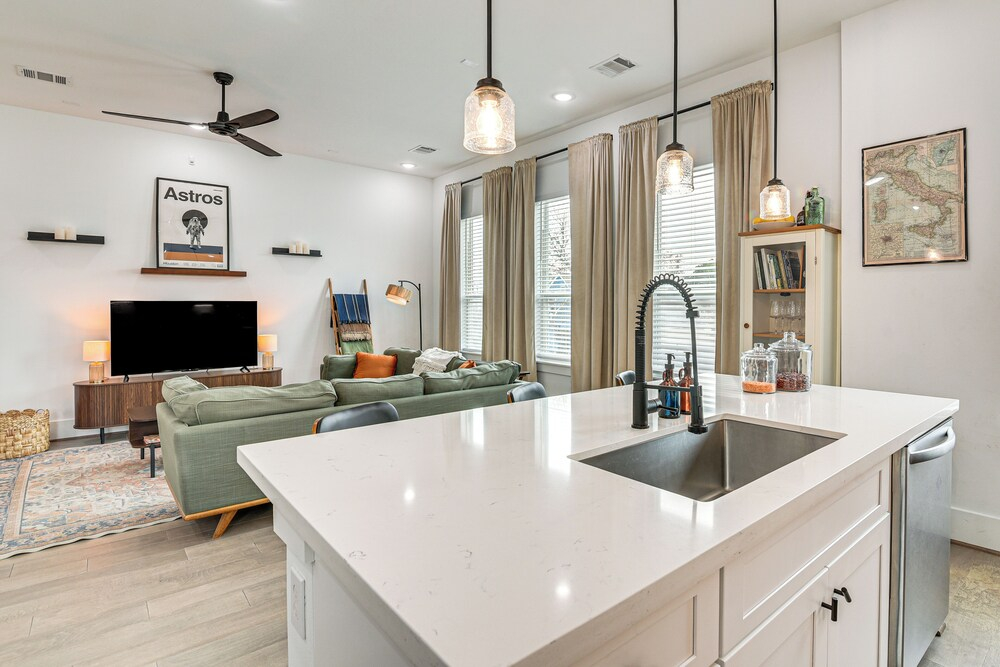 4 Mi to Dtwn: Wfh-friendly Retreat in Houston