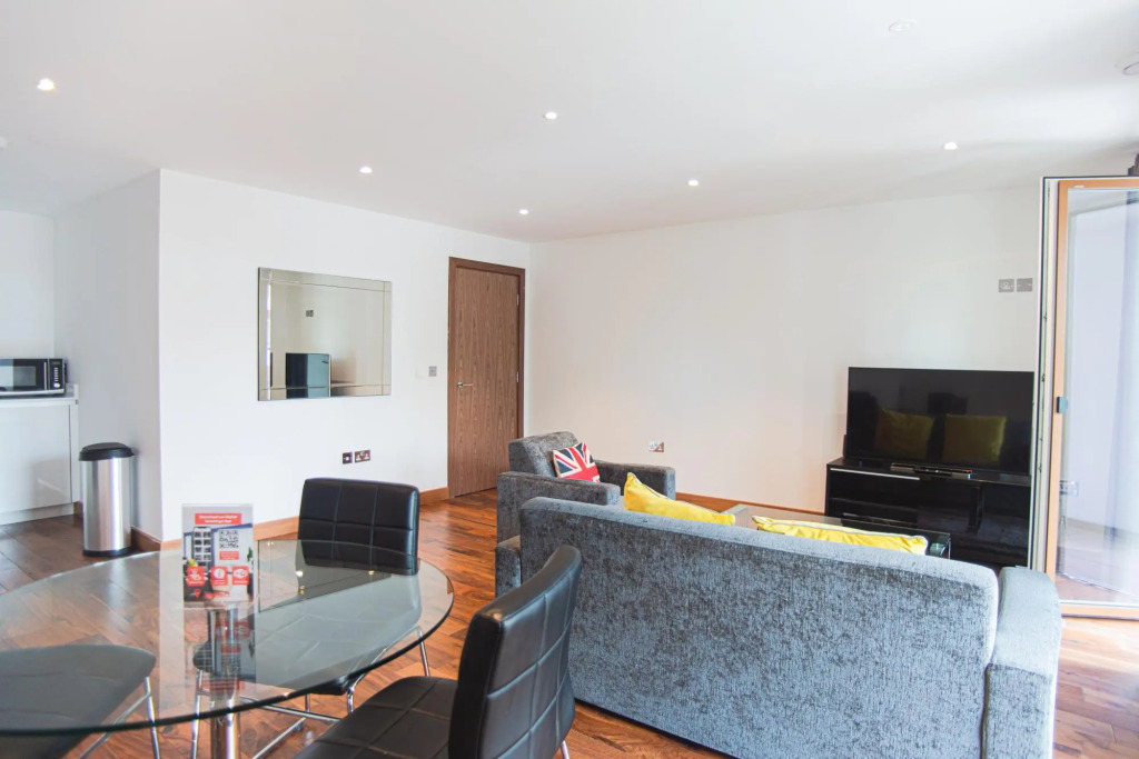 One Bed Apartment w Balcony in Heart of Shoreditch