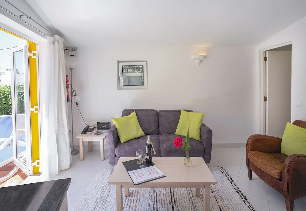 1 Bed Flat - Sleeps 2 - Pool - Parking - Wifi