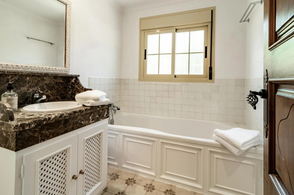 CLN- Spacious 6 bedroom villa next to beach