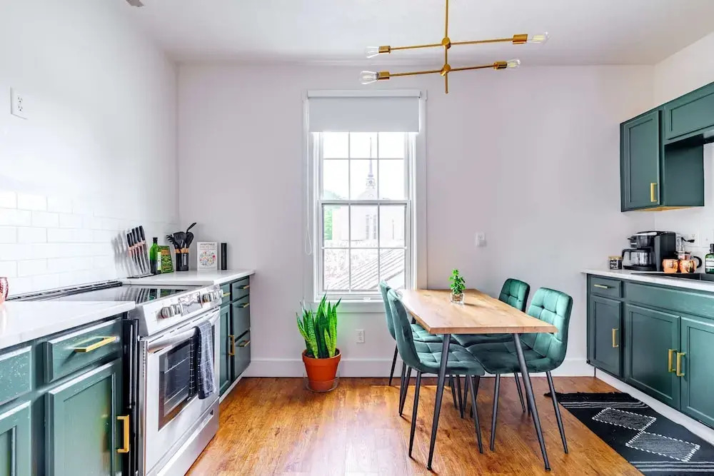 NEW Luxe Pet Friendly Free Parking Downtown