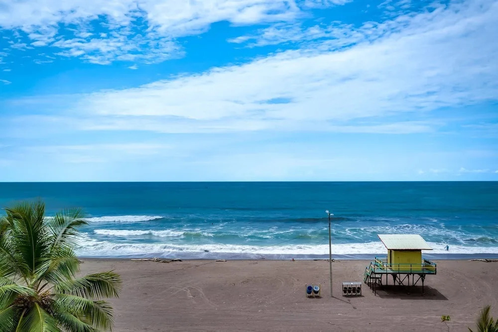 Newly Remodeled Ground Floor Sea Side Apartment