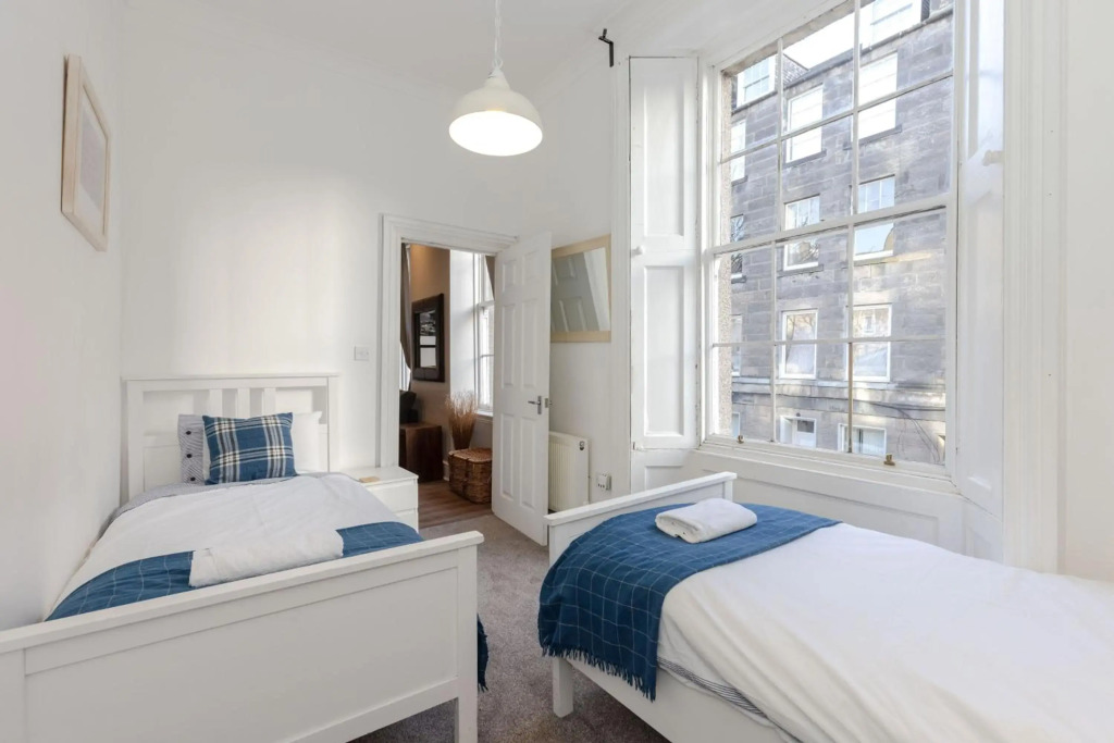 3 BEDROOM EDINBURGH VICTORIAN APARTMENT-6 Beds-Free Street Parking