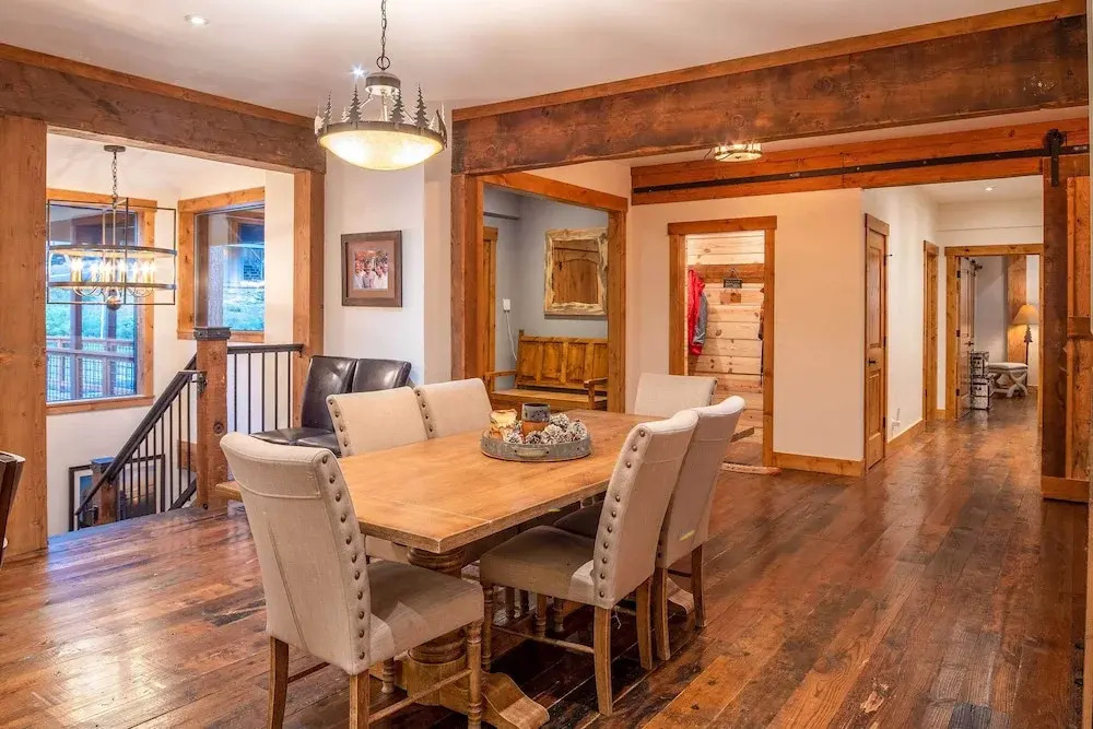 2 Blocks to Lake Tahoe! Group Gem w/ Hot Tub
