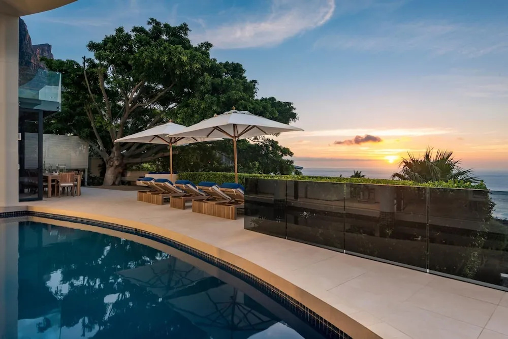 Camps Bay Luxury 5 Star 5 Bed w Gym Majestic Villa