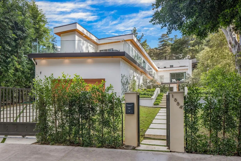 Laurel Canyon - Architectural Modern Estate With Pool & Landscaped Garden