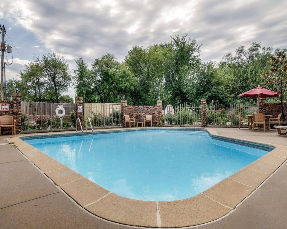 Econo Lodge Lawrence near University