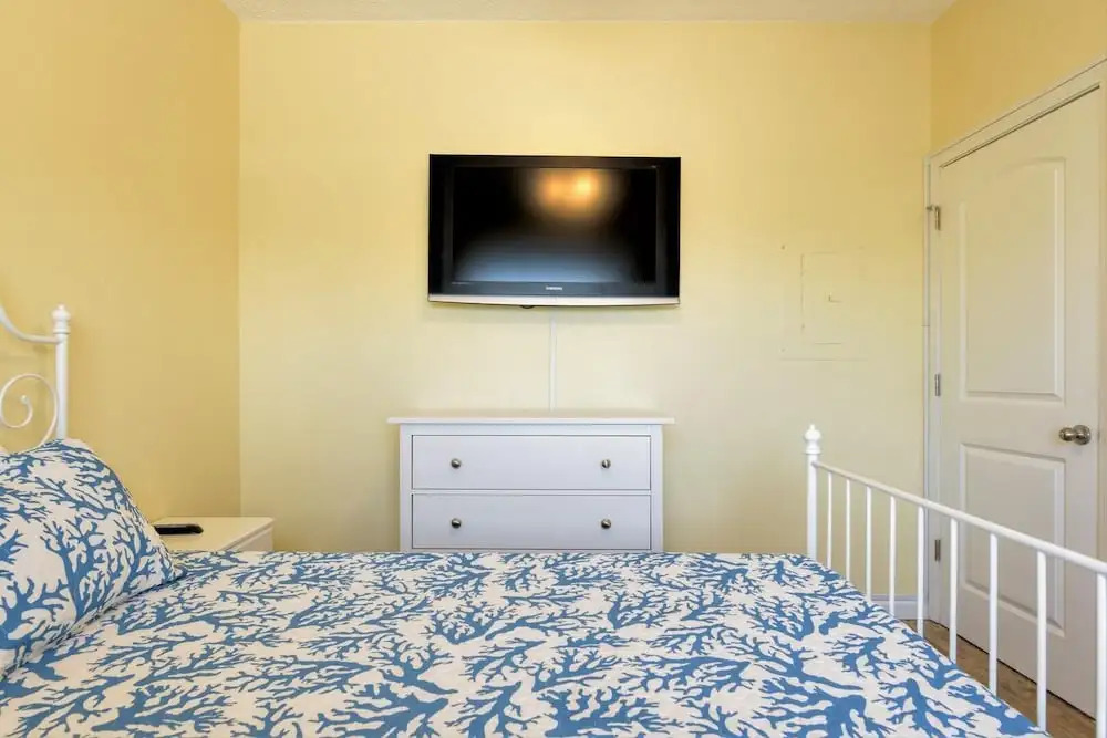Charming Family Condo Sleeps 6 Next to Beach!