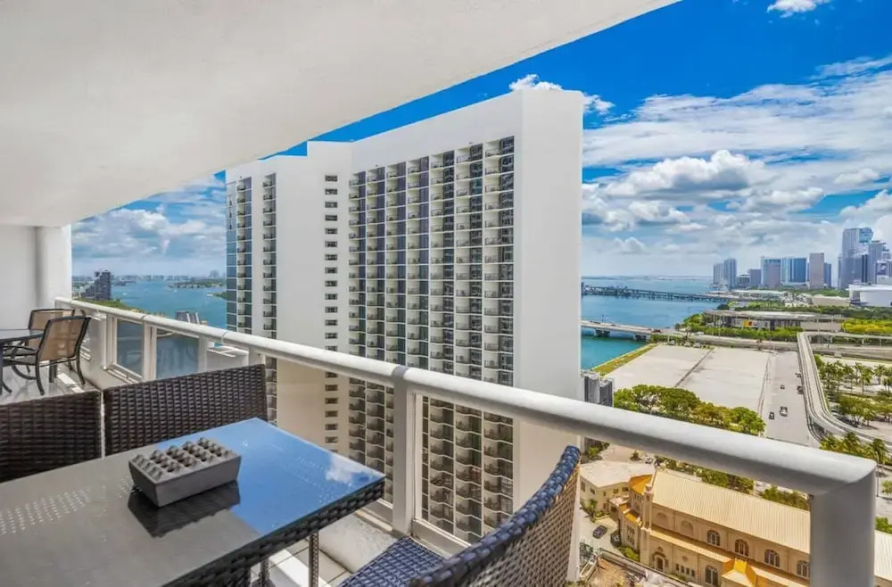 Sunny and Spacious 2 Bedroom Condo on the Bay
