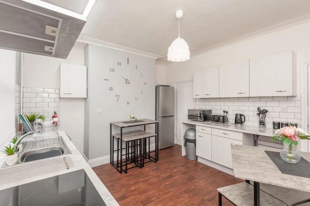 Leeds 4-bed House - Sleeps 9, Free Parking & Wifi