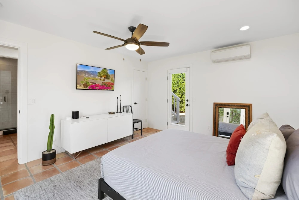 Charming Spanish Colonial A Chic Retreat for 4!