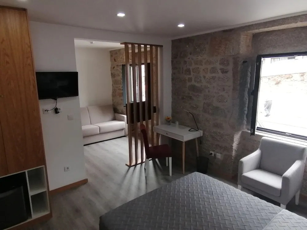 ALOJAMENTO GIRASSOL - Guest House - Quarto com casa de banho privativa