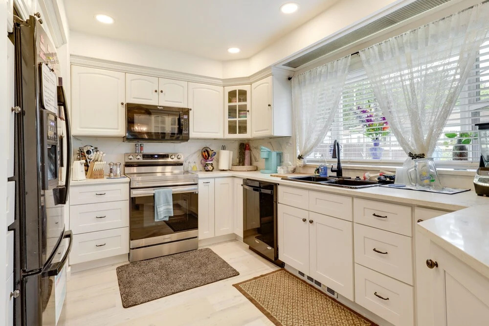 Salem Getaway w/ Hot Tub Near Parks & Boating!