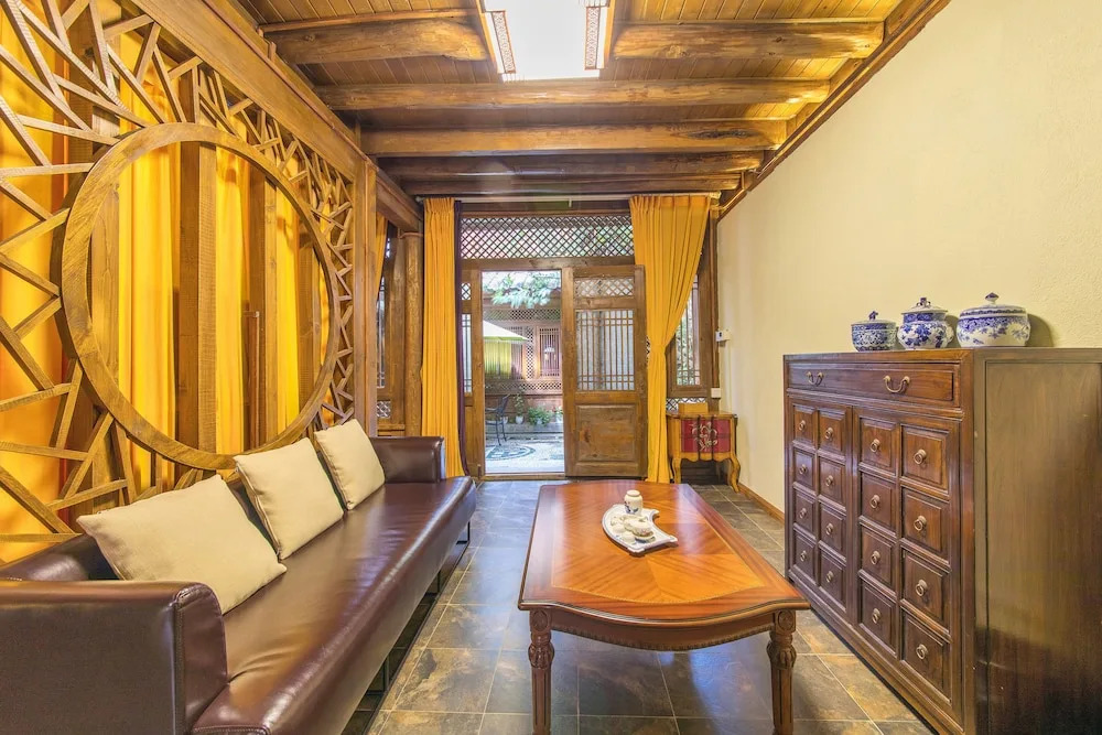 Lijiang Langyun Inn