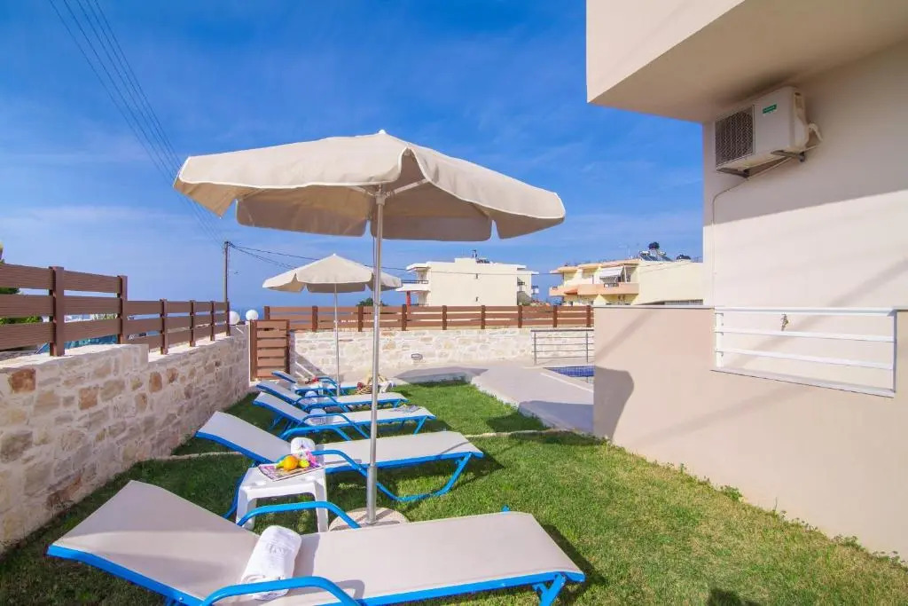 7 bedroom villa with pool, 700m from the beach