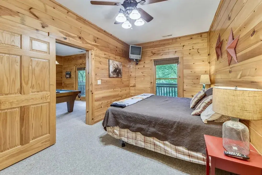 Horsin' Around 3 Bedroom Cabin by Redawning