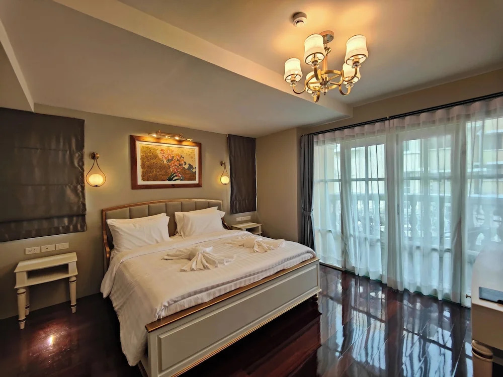 siri grand bangkok hotel