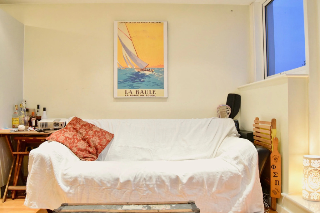 1 Bedroom Flat With Balcony & Canal Views