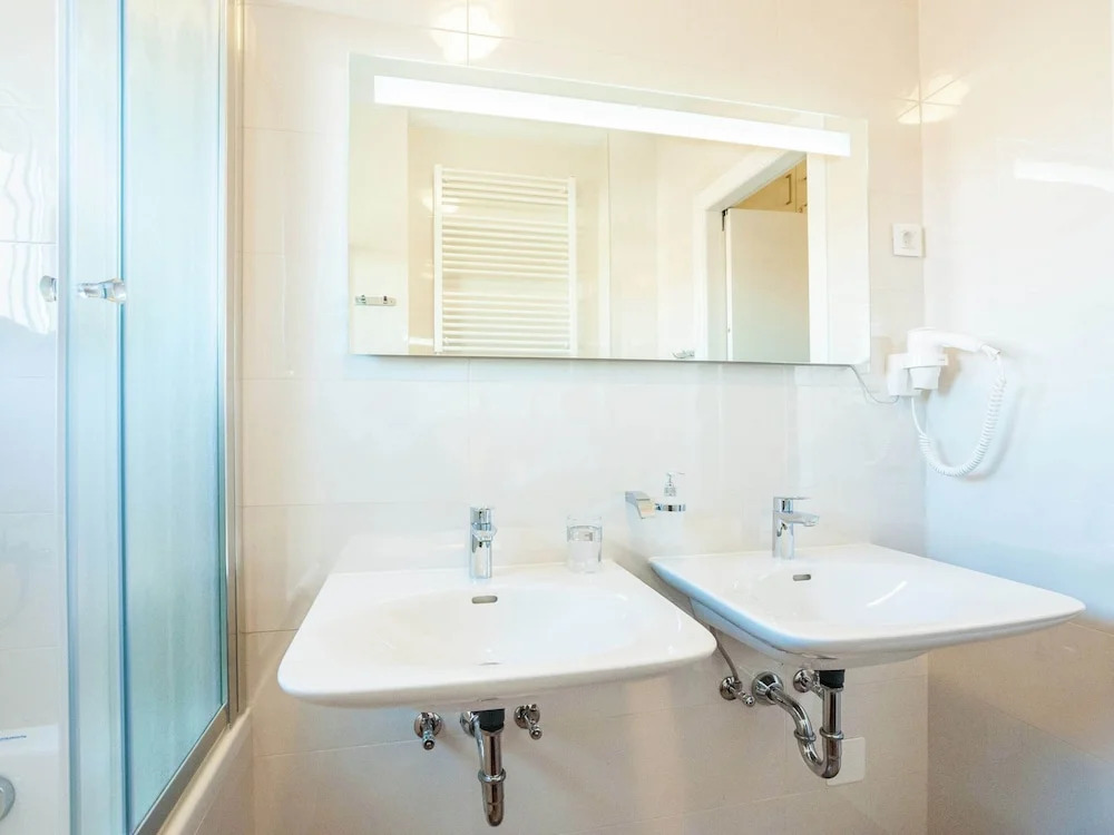 Modern Newly Built Apartment, Geat Location, Private Parking Space, WiFi