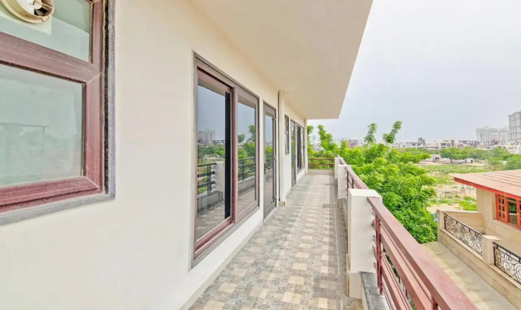 Hotel Leaf 9 Boutique, Near Golf Course Road and Galleria Market