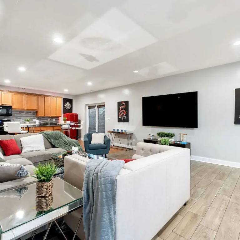 Spacious Luxury Retreat 8 Bed Oasis With 6 Baths