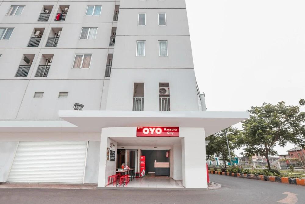OYO 129 Basura City Apartment