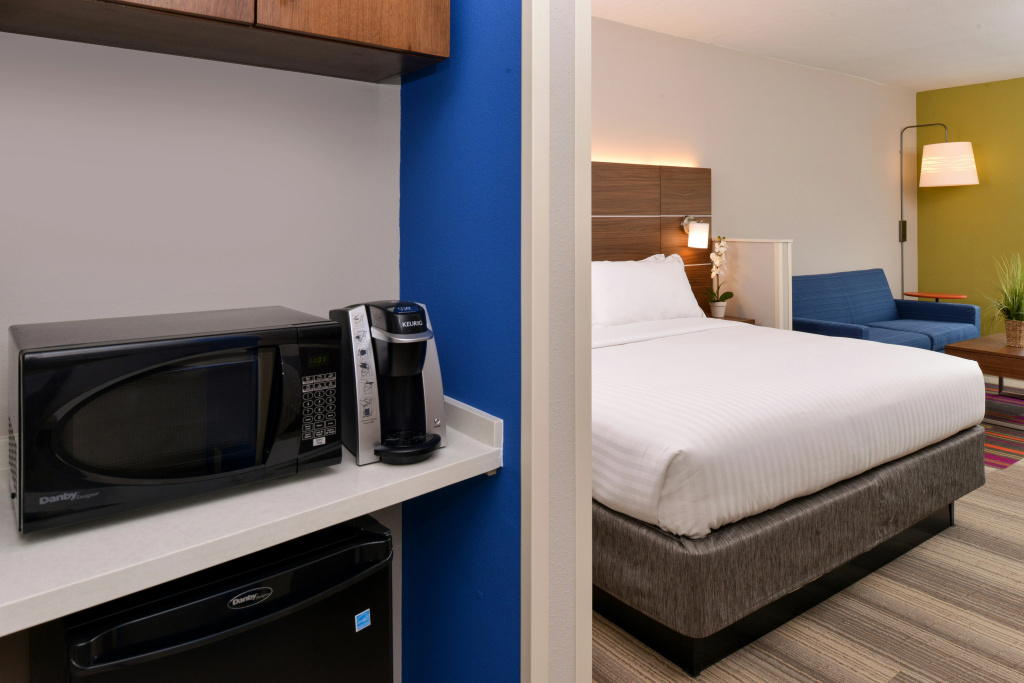 Holiday Inn Express & Suites Salem by IHG