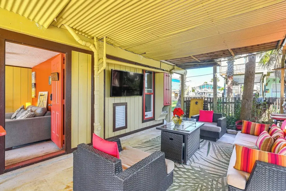 < 1 Mi to Beach! Galveston Gem w/ Outdoor Oasis