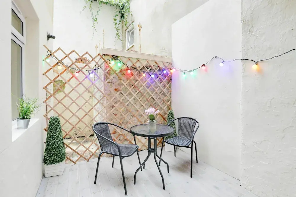 Brighton Getaways-Seaside Patio Apt