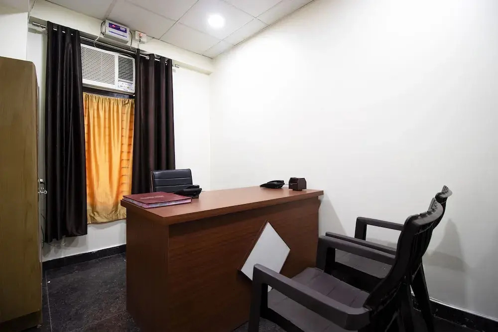 OYO 42732 Qlark Palace
