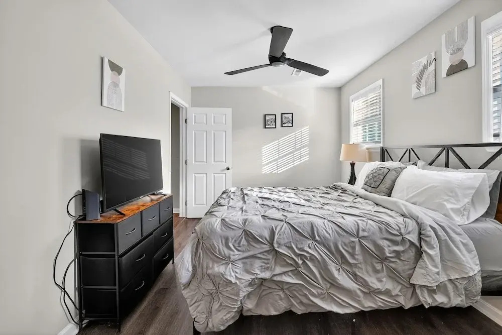 Spacious 3br Mozley Park Home With Fenced Yard 3 Bedroom Home