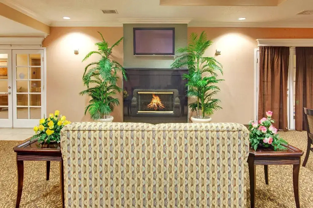 Holiday Inn Express Delano Highway 99 by IHG