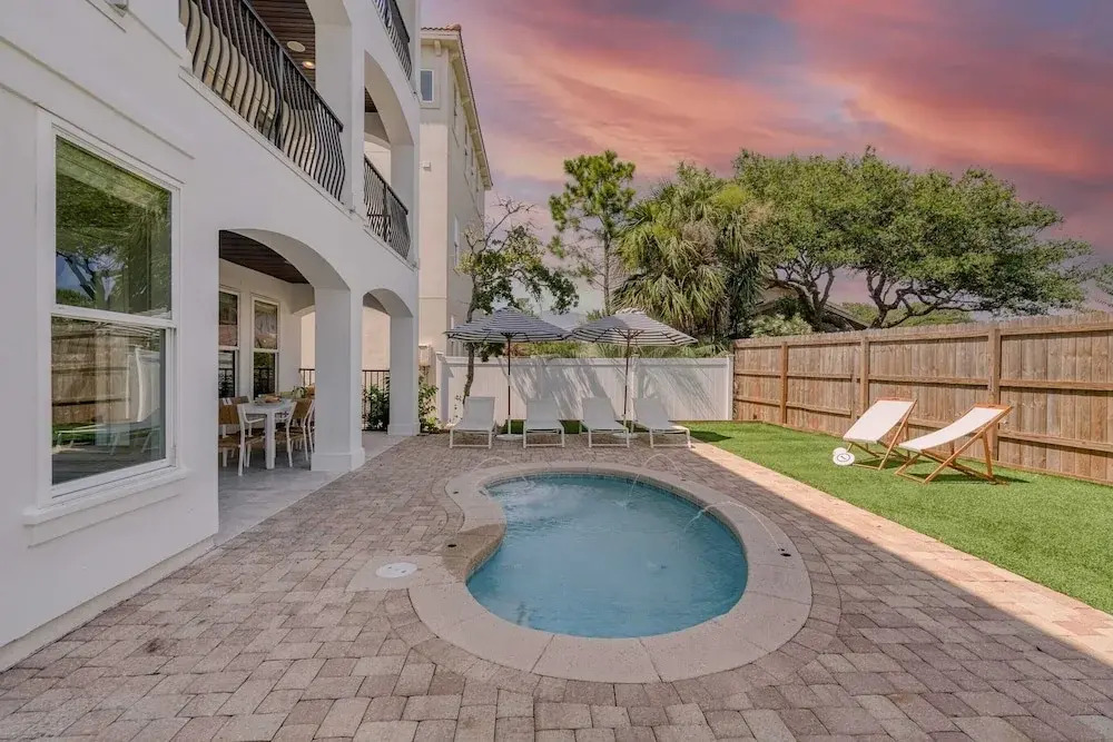 Sleeps 20, Private Pool, Putting Green, Walk to Beach Vitamin Sea by Avantstay