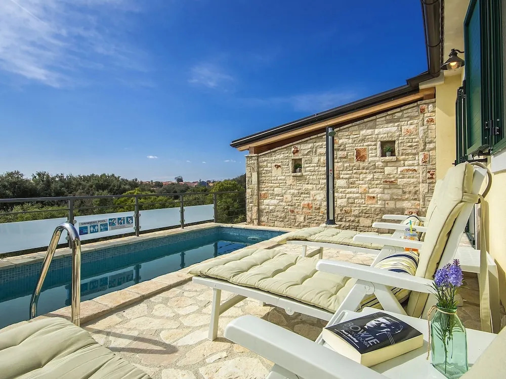 Spacious Holiday Home With Swimming Pool Near Sea in Vodnjan