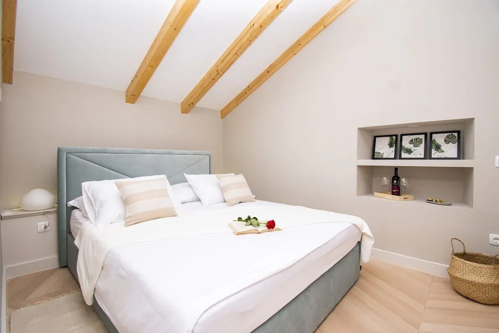 Charming 3-bed House in Tribunj
