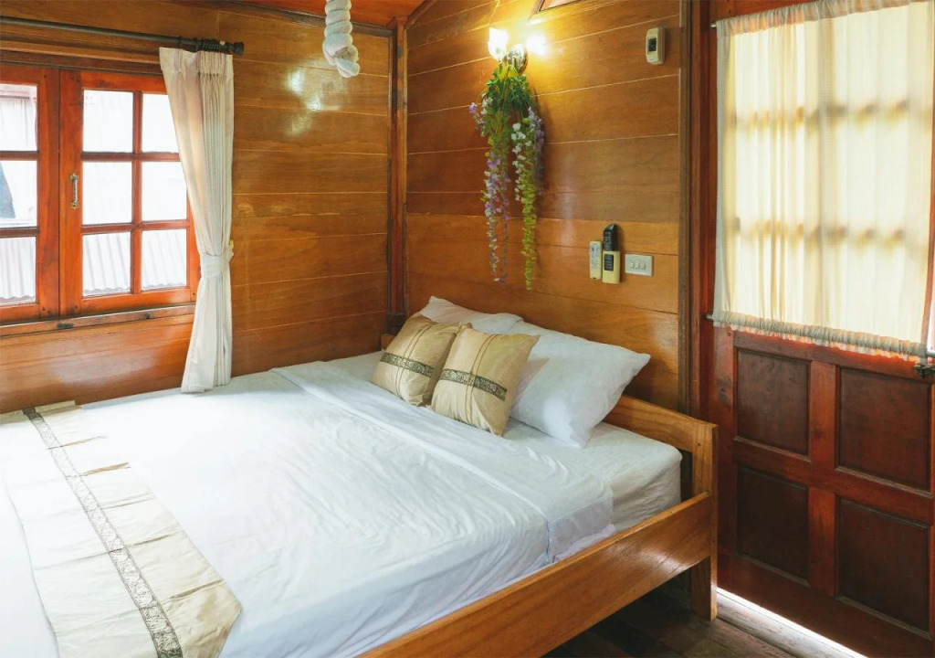 RoomQuest Golden Triangle Premium Collection