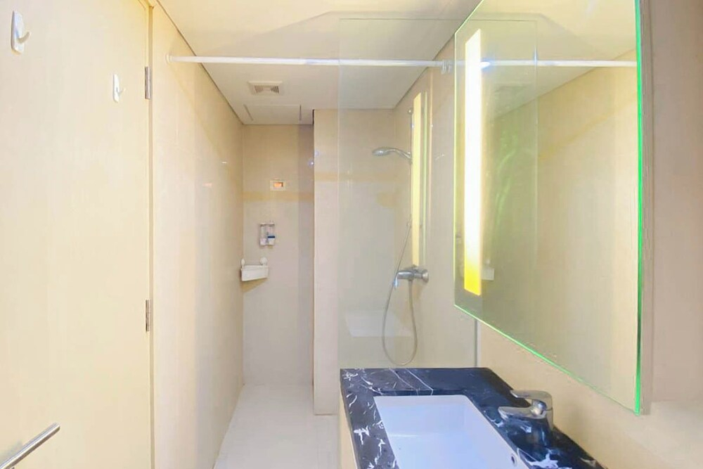 Compact And Comfortable Studio At Apartemen Warhol (W/R) Residence