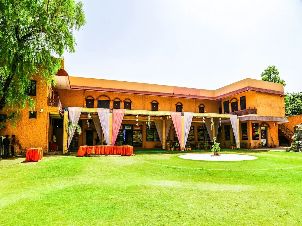 Oyo 13935 Party House