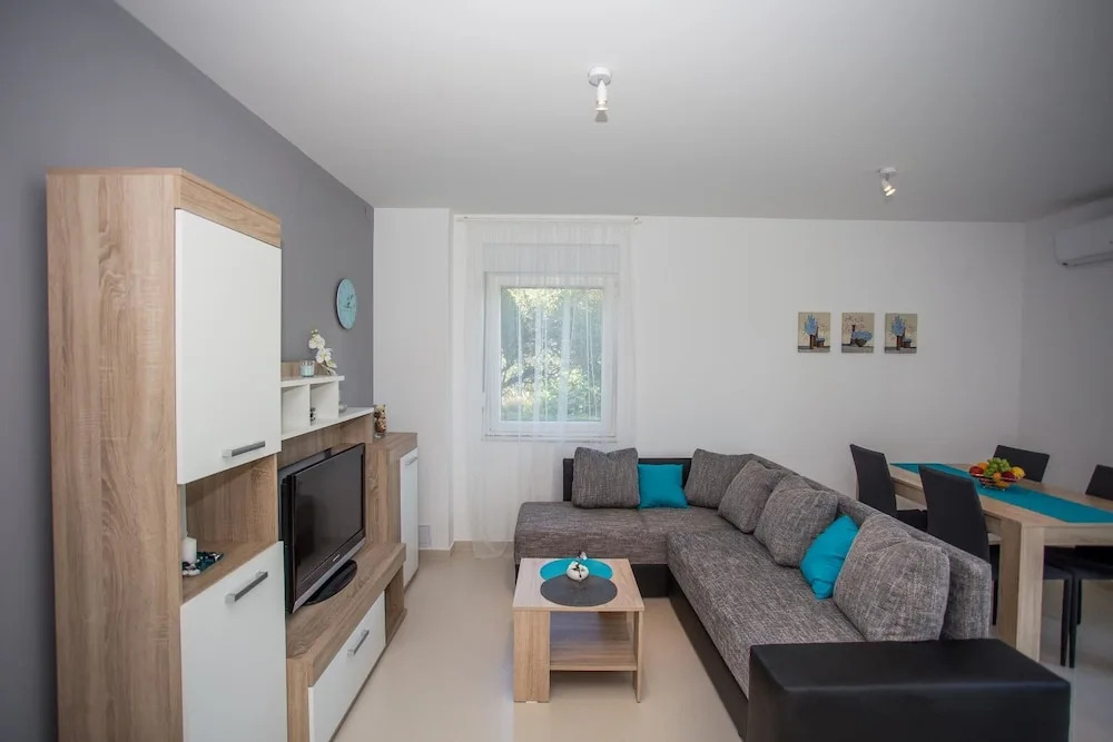 Enelani Apartments