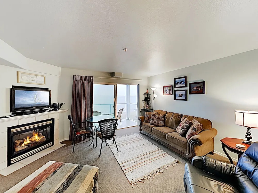 New Listing! Bay-view Beauty W/ Private Balcony 1 Bedroom Condo