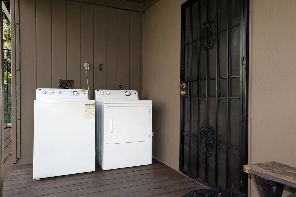 Spacious House on Melrose w Private Backyard Gym