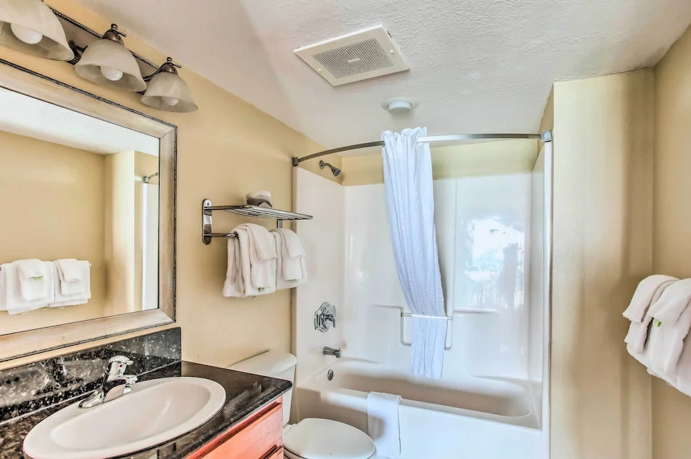Beachfront Condo in Myrtle Beach w/ Pool Access