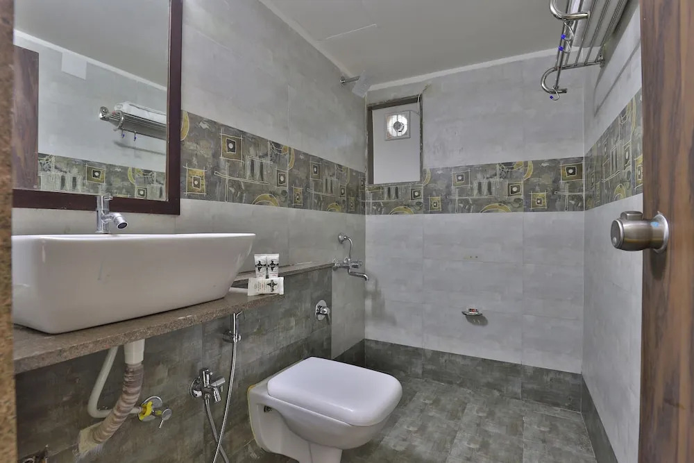 OYO 27930 Hotel Dev Palace