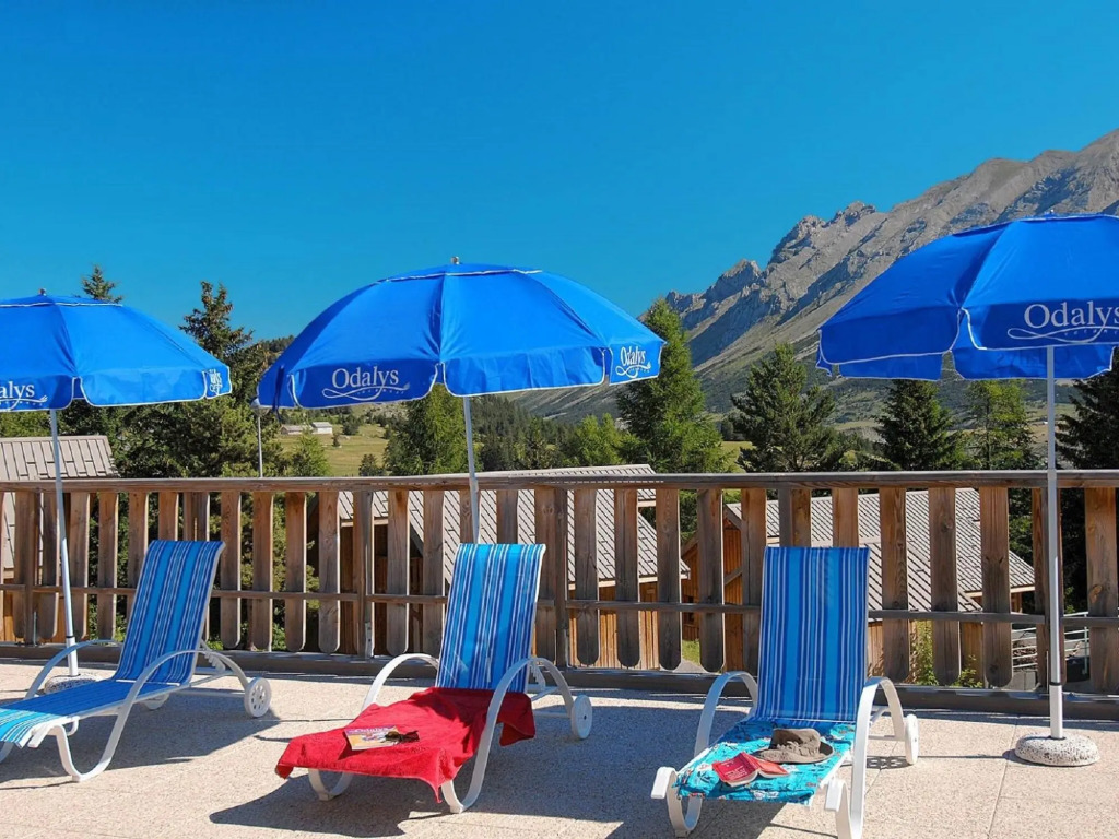 Wooden apartment in family friendly and sunny Superdevoluy