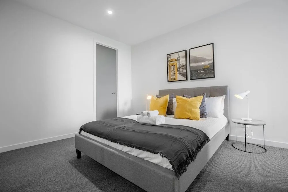 Designer 2 Bedroom Apartment In Parkville