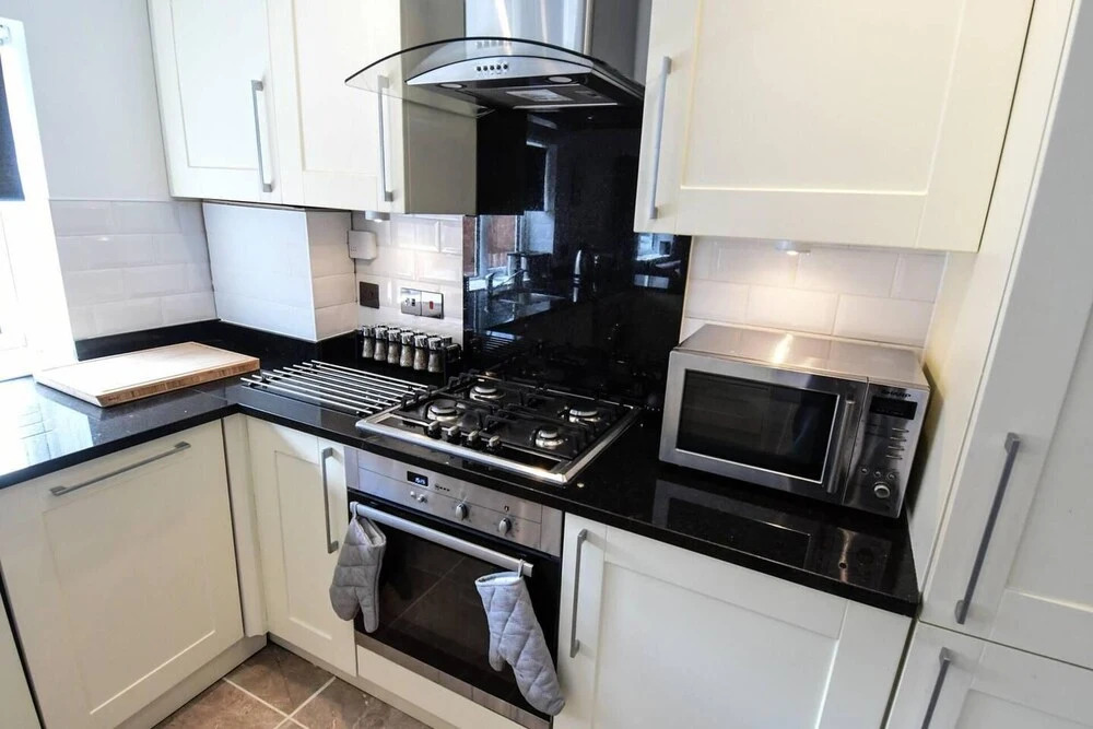 Luxury 3-bed Apartment in Bournemouth Nr Beach